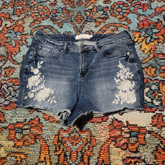 💘 Torrid Embroidered Flower Denim Shorts - Picture 1 of 3